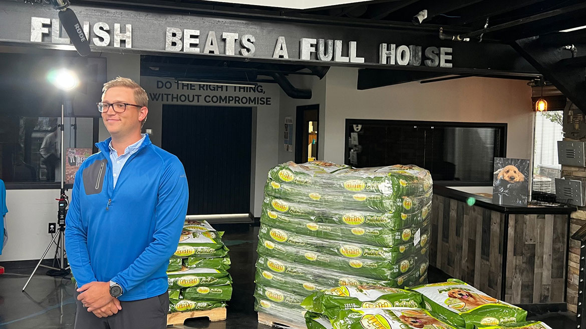 La campagne de Jolly Unclogged for Dogs fait un don de cinq livres de nourriture pour chiens à la soins animaux SAAP / Cincinnati pour chaque drain sans être bloqué.