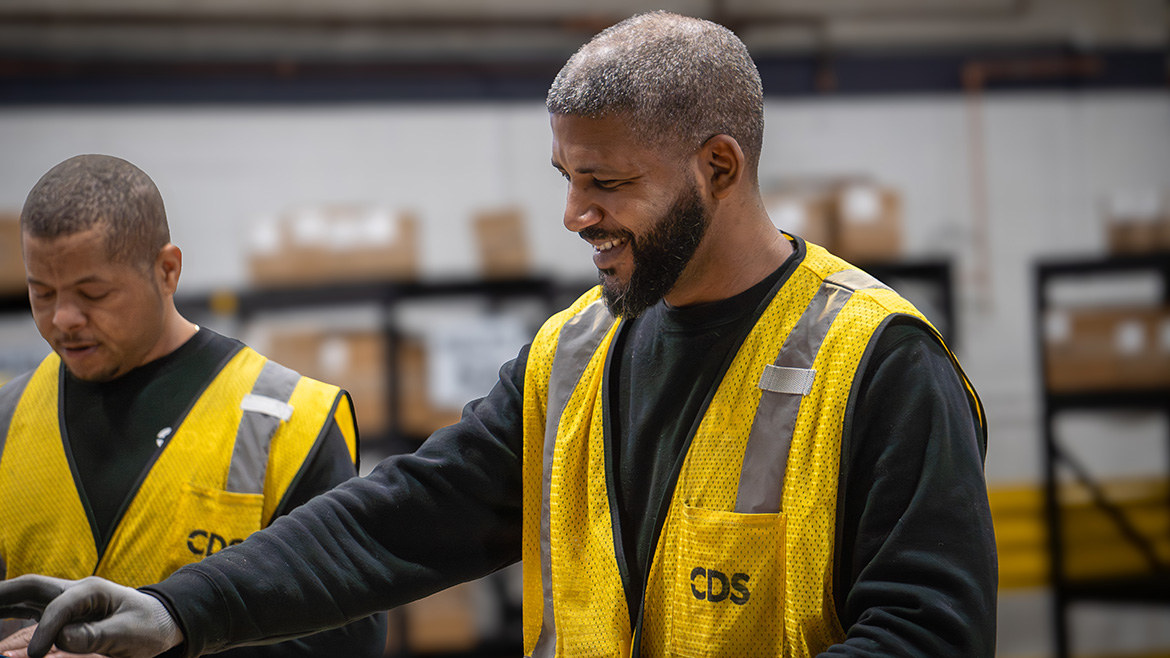 Les membres de l'équipe se connectent à l'étage du centre de distribution